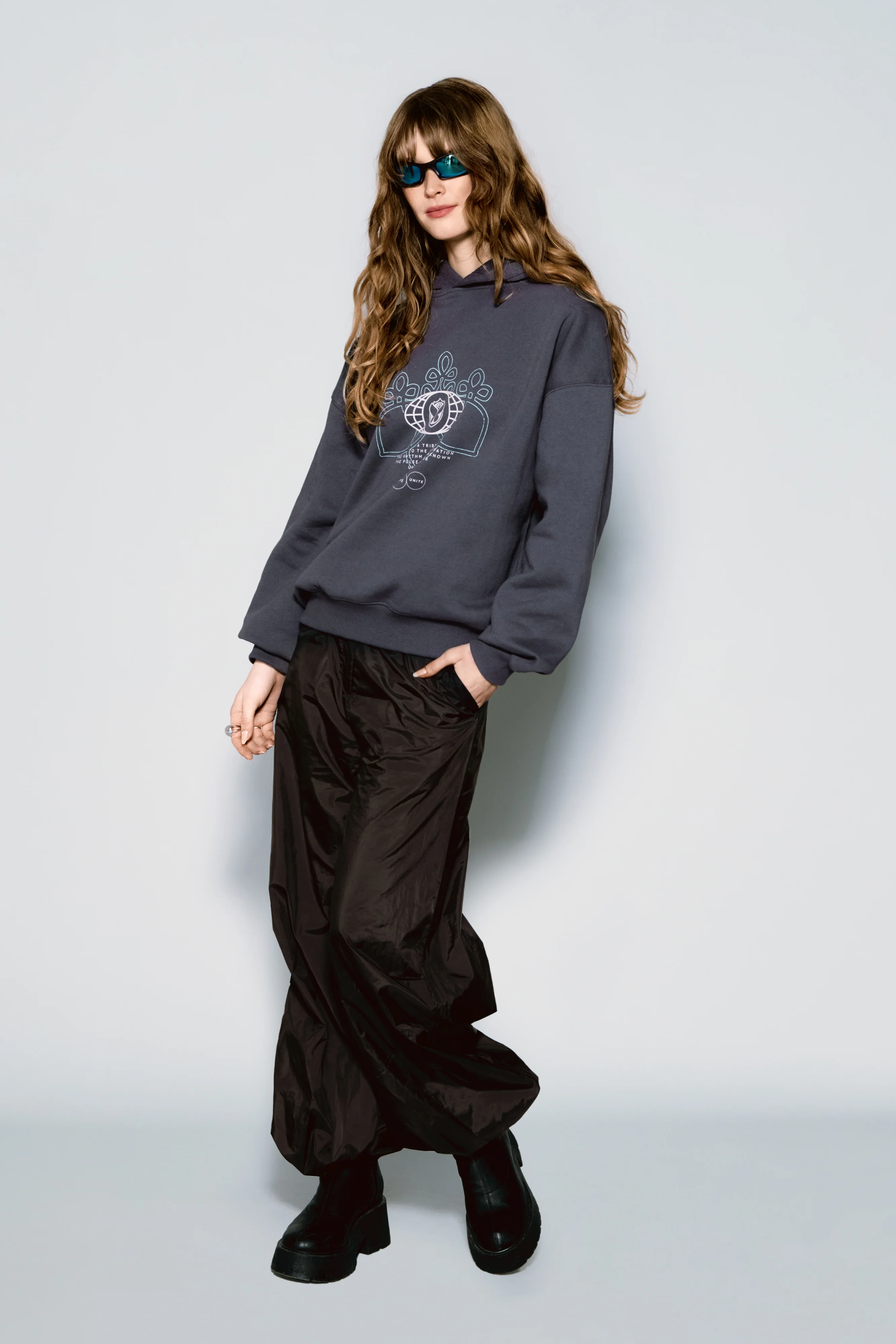 Globe Stamp Hoodie Women - Image 2